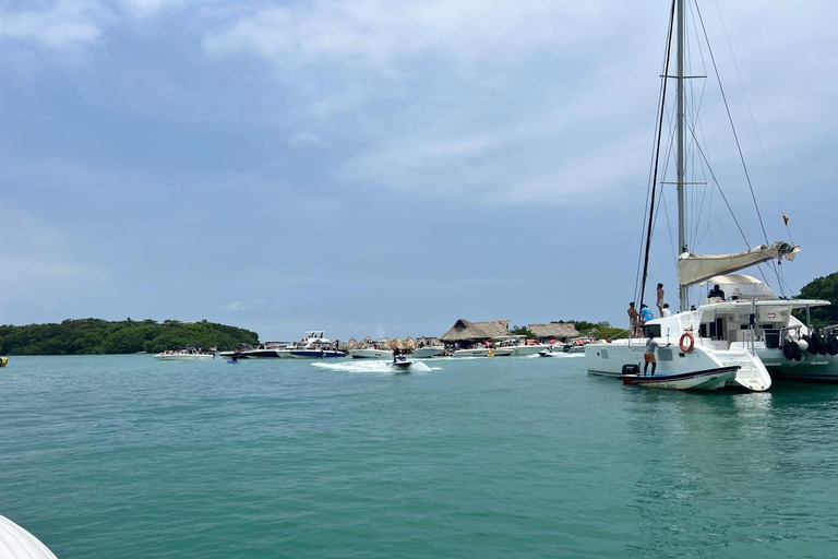 Cartagena: Private Full-Day Luxury-Boat Rosario Islands Tour