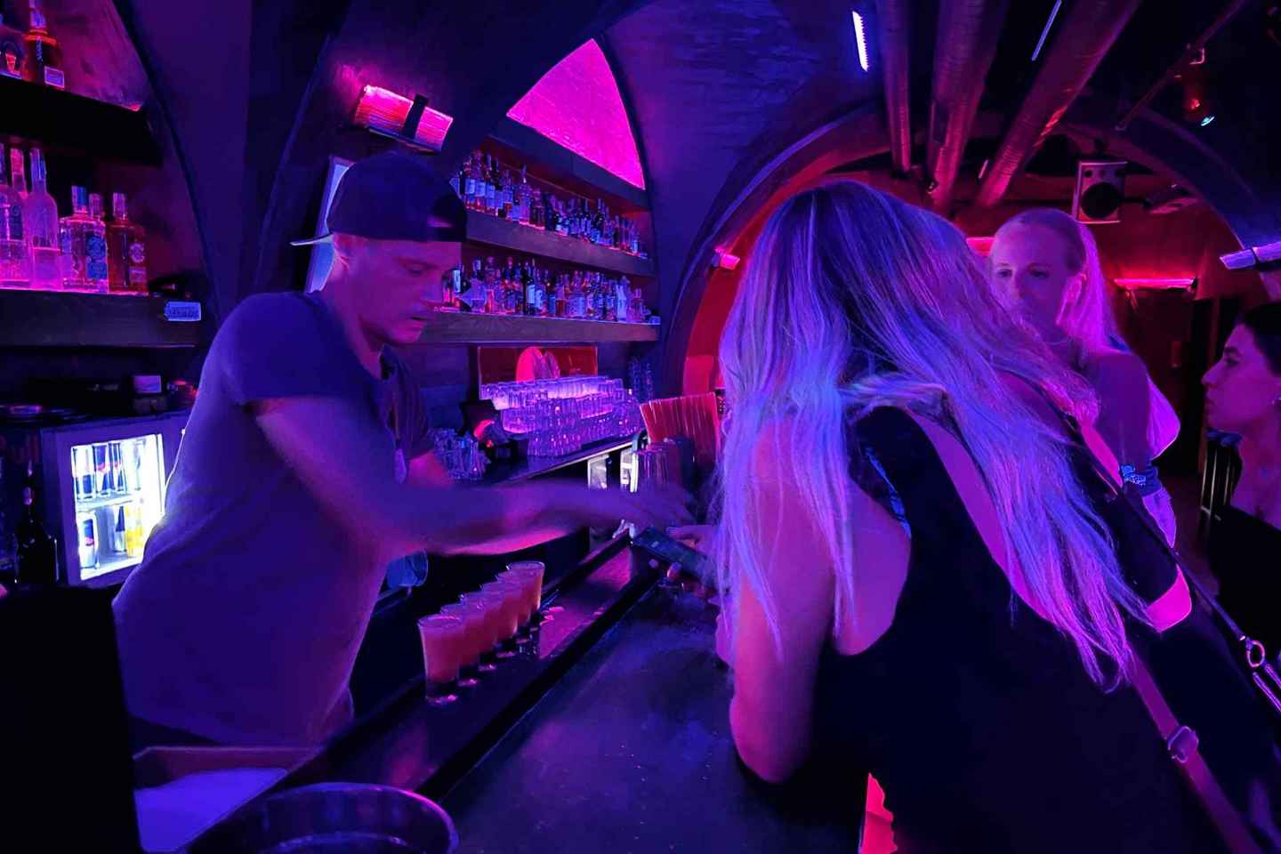 Tour dei Pub con Shot e Discoteca a Praga