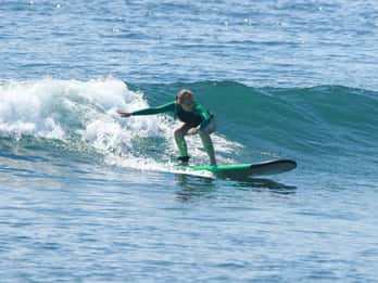 Lekcje surfingu w Uluwatu dla wszystkich poziomów zaawansowania