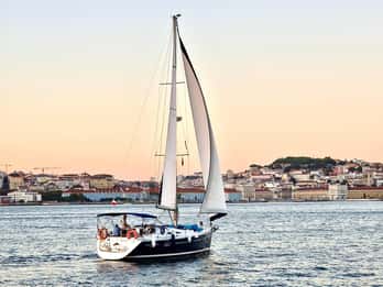 Lisbon: Private Sailing Experience with Locals