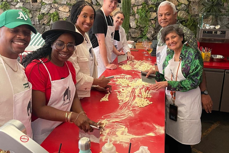 Positano: Pizza-Kochkurs in kleiner Gruppe mit Getränk inklusivePositano: Pizza backen in kleiner Gruppe mit Getränk inklusive