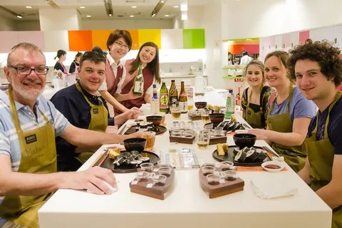 Tóquio: Excursão a pé ao mercado de Tsukiji e aula de culinária de sushi