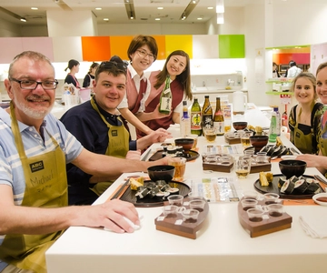 Tokyo: Tsukiji Market Walking Tour & Sushi Cooking Class