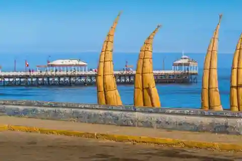 Desde Trujillo || Excursión a la Playa de Chan Chan y Huanchaco