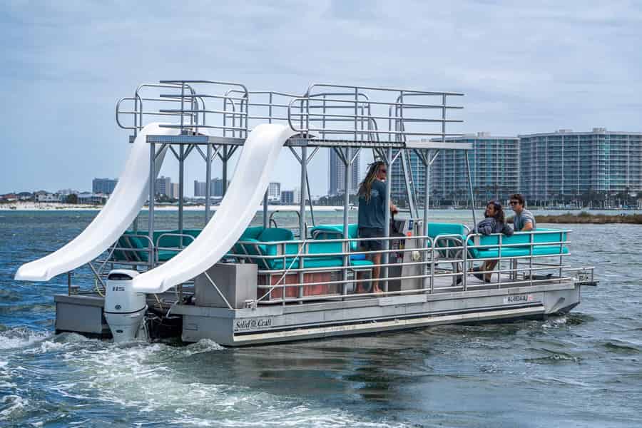 Orange Beach: Pontonboot-Verleih mit doppelten Rutschen. Foto: GetYourGuide Orange Beach: Pontonboot-Verleih mit doppelten Rutschen. Foto: GetYourGuide