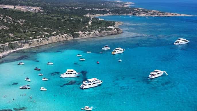 Pafos/Akamas: excursão de autocarro e barco à Lagoa Azul com escorrega aquático