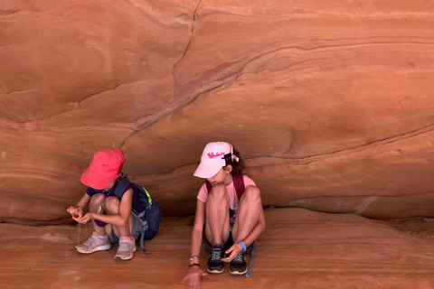 Kanab: Peek-a-Boo Slot Canyon Tour with 4x4 Ride