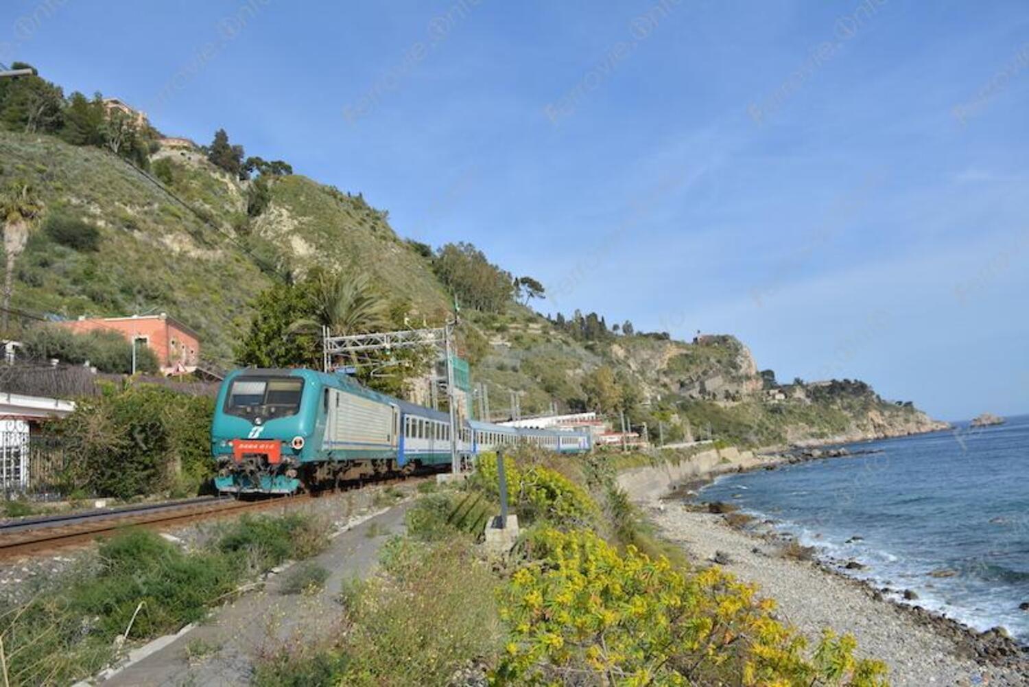 Reggio Calabria: Zugticket nach/von Scilla