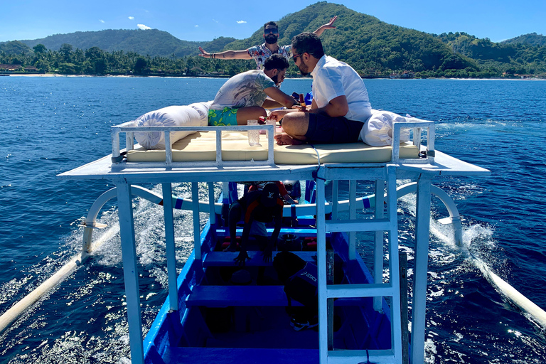 Blue Lagoon Snorkeling Tour particular em um barco com deckBarco privativo no deque ao sol Ponto de encontro para mergulho com snorkel na Lagoa Azul