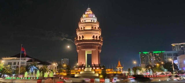 Visit City Sites up in Lights Evening Tour in Phnom Penh