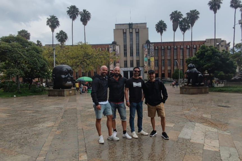 Medellin: Comuna 13 Graffiti Tour with Cable Car Ride