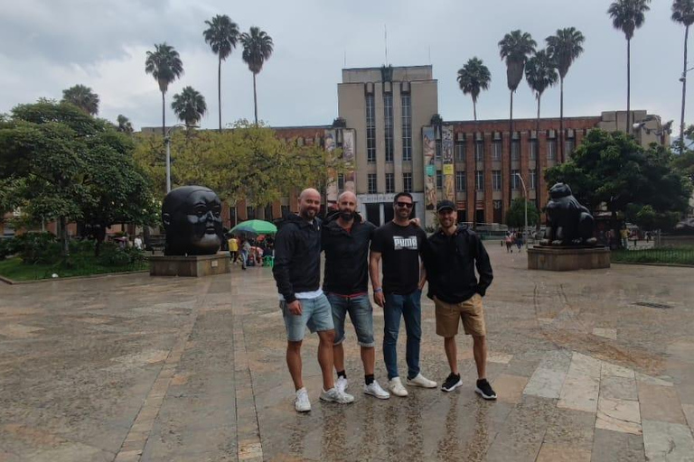 Medellin: Comuna 13 Graffiti Tour with Cable Car Ride