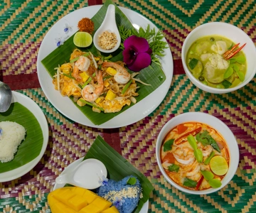 Phuket: Clase de cocina tailandesa con visita al mercado local y al jardín