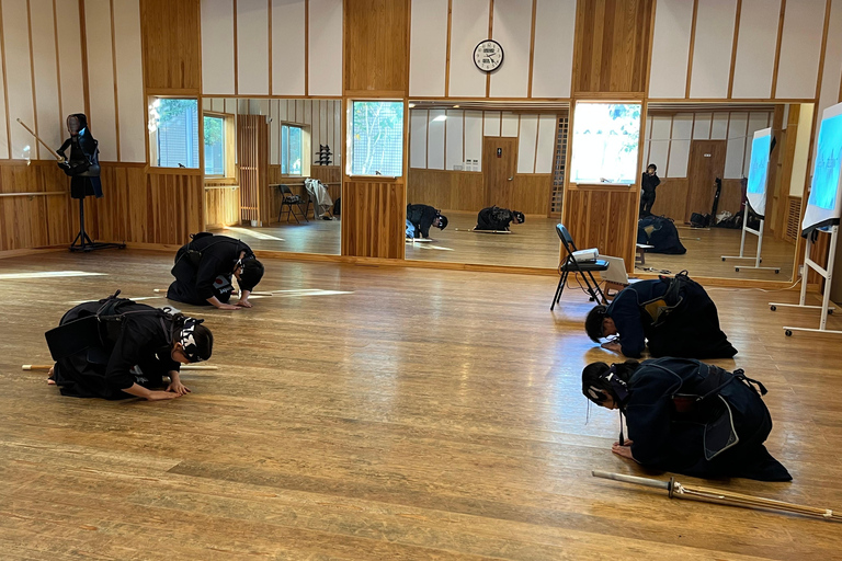 Tokyo: Japanese Kendo Experience with High-Ranked Instructor Let's experience kendo, a traditional Japanese martial art!