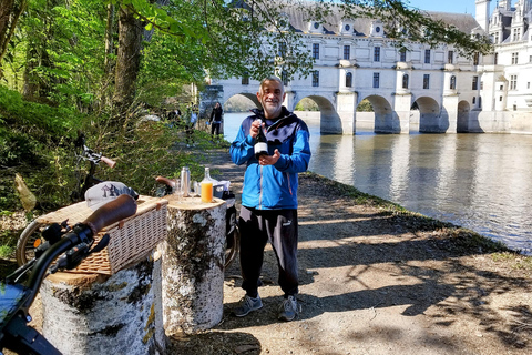 Chenonceau: giro guidato in ebike e pranzo al sacco con vino e formaggioDivertente tour in ebike a Chenonceau con degustazione di vini e formaggi