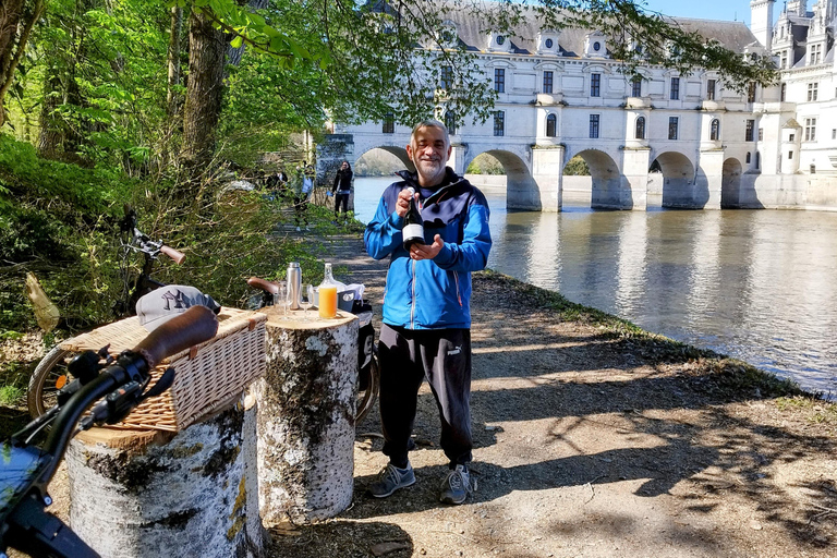 Chenonceau: giro guidato in ebike e pranzo al sacco con vino e formaggioDivertente tour in ebike a Chenonceau con degustazione di vini e formaggi