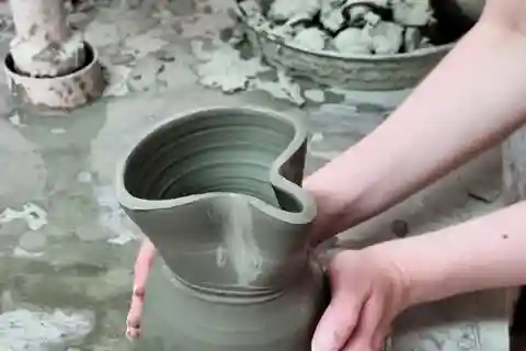 Grottaglie: modellare la ceramica al tornio