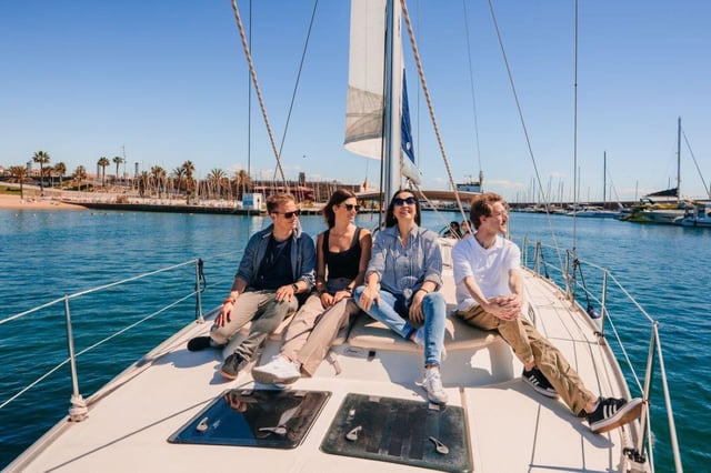 Barcelona: Segeltörn in einem Segelboot mit Getränken und Snacks