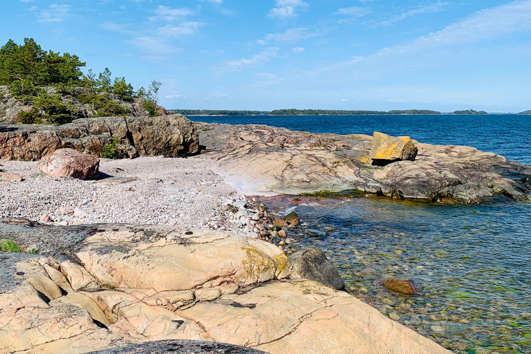 Helsinki: Private RIB Boat Cruise with Snacks and Drinks