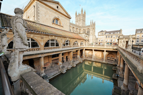 Londres : journée à Stonehenge, Windsor et Bath en busVisite avec billets pour Stonehenge et le château de Windsor