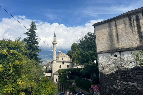 Vanuit Tirana: 2-daagse trip Gjirokaster/Blauw oog/Ksamil/Saranda