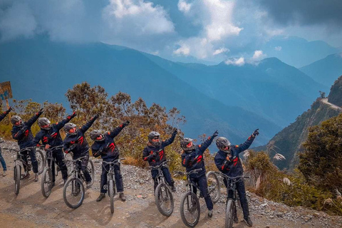 La Paz: Death Road Mountain Bike Tour z lunchem