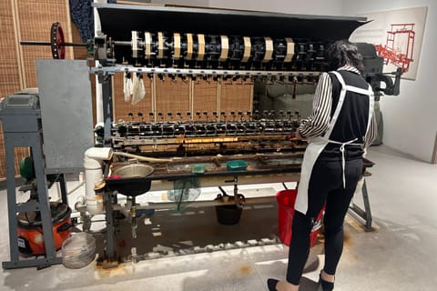 Shanghai: Silk Exhibition Hall Guided Tour with Shopping