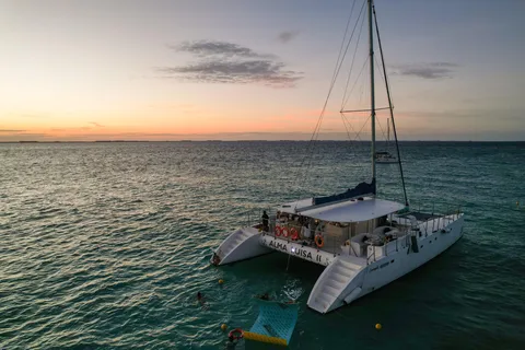 Desde Cancún: crucero en catamarán al atardecer por Isla Mujeres