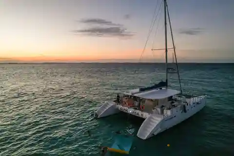 From Cancún: Isla Mujeres Sunset Catamaran Cruise