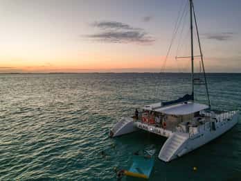 Из Канкуна: круиз на катамаране Isla Mujeres Sunset