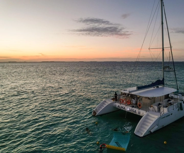 From Cancún: Isla Mujeres Sunset Catamaran Cruise