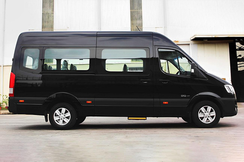 Privates Taxi: Cam Ranh Flughafen/Nha Trang nach Ho Chi MinhLimousine (7 Personen + 7 Gepäckstücke) - Luxus-Van