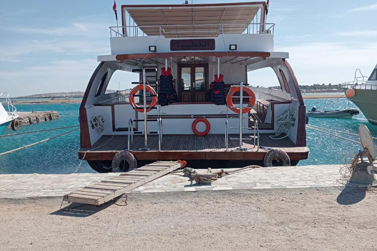 Hurghada: Excursão de mergulho com golfinhos e recifes de coral com almoçoPasseio de barco para observação de golfinhos com snorkeling e almoço