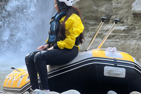 Çorovoda: Passeio de tubulação pelo rio Osumi Canyon com almoço de piquenique