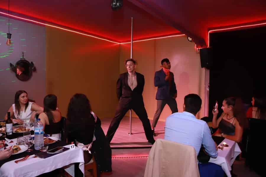 Universo Magic Mike Dinner Porto: Abendessen mit Shows. Foto: GetYourGuide Universo Magic Mike Dinner Porto: Abendessen mit Shows. Foto: GetYourGuide