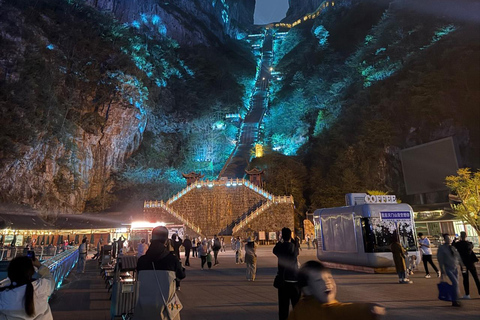 تشانغجياجيه: جولة ليلية في جبل تيانمن مع عرض ضوئيNight Tour to Tianmen Mountain