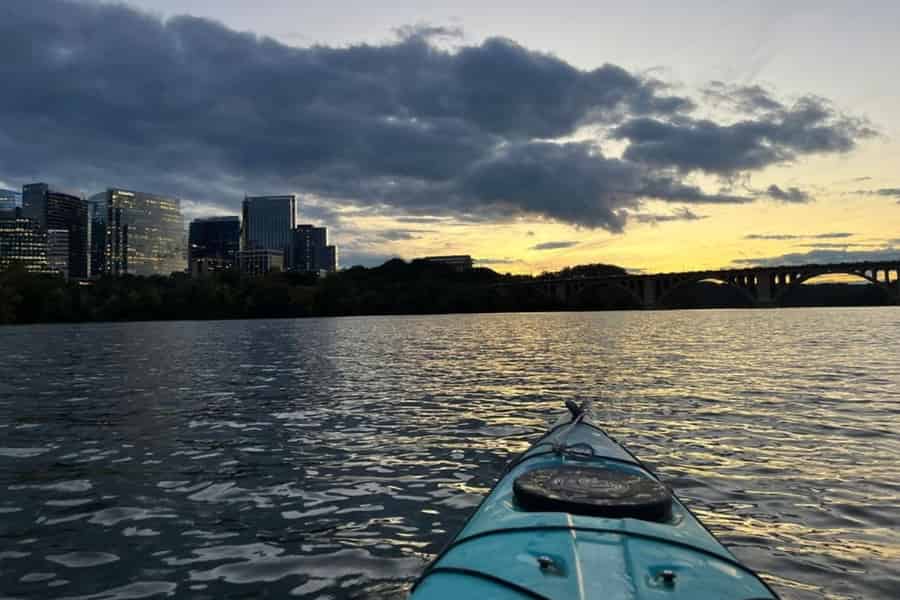 Washington DC: Geführte Sunset Kayak Tour von der Key Bridge. Foto: GetYourGuide Washington DC: Geführte Sunset Kayak Tour von der Key Bridge. Foto: GetYourGuide