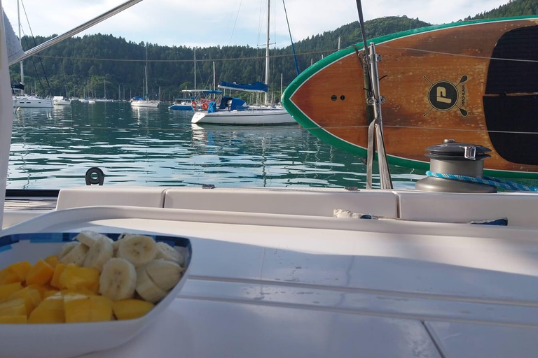 Rejs żaglówką w UbatubaWycieczka żaglówką w Ubatuba