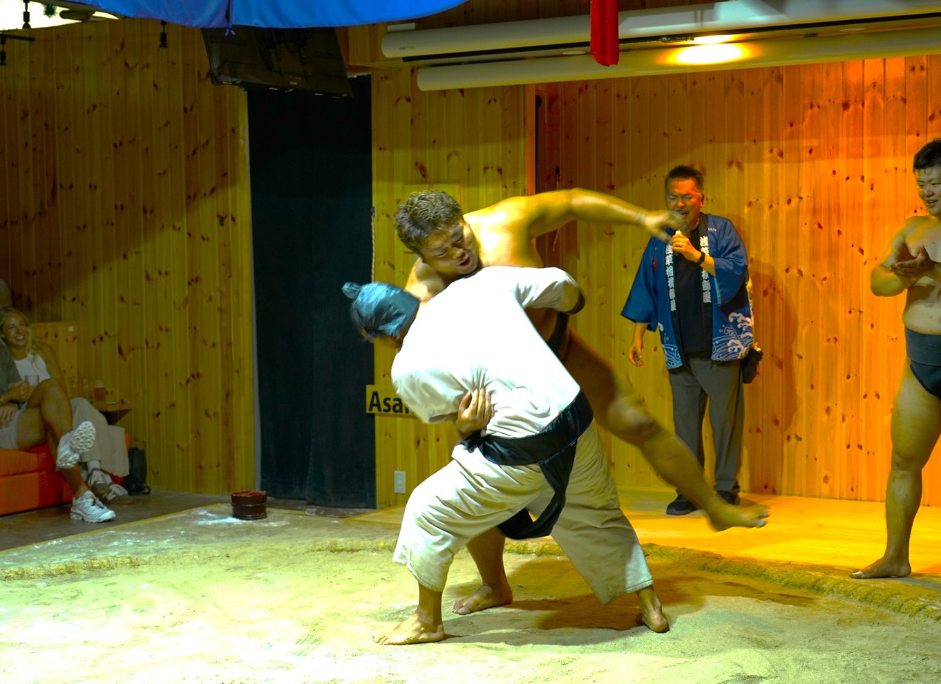 Tokyo: Sumo-underholdningsshow med kyllingegryderet og geisha