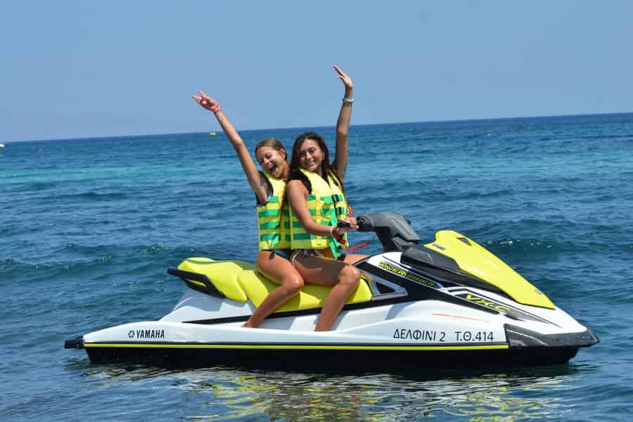 Santorin: Jetski-Verleih in Perissa, Perivolos & St. George. Foto: GetYourGuide Santorin: Jetski-Verleih in Perissa, Perivolos & St. George. Foto: GetYourGuide