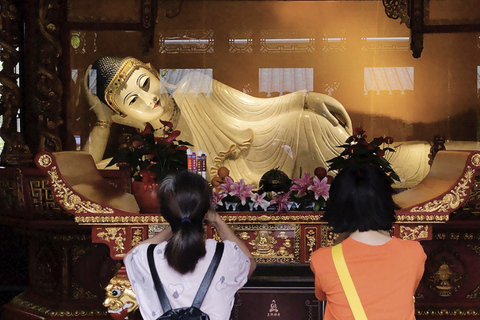 From Beijing: 2-Day Shanghai Highlights Tour with Train