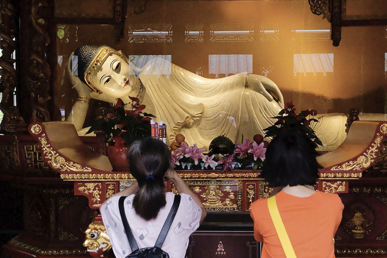 From Beijing: 2-Day Shanghai Highlights Tour with Train