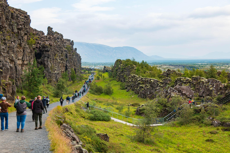 Ab Reykjavik: 3-tägige Tour zum Golden Circle, zur Südküste und zum GletscherVon Reykjavik: 3-tägige Tour zum Golden Circle, Süden und Eishöhle (Deluxe)