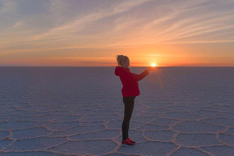 Uyuni: Całodniowa wycieczka po Salt Flats z winem o zachodzie słońca