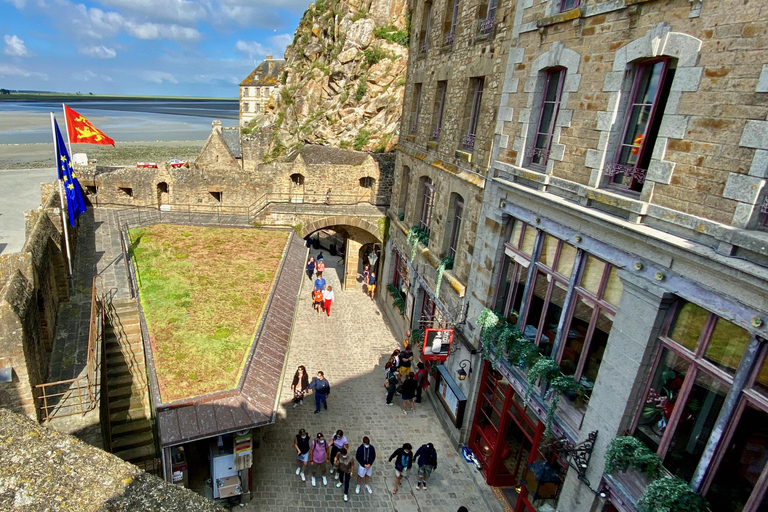 Visita privata con guida dal vivo di Mont Saint-Michel e Honfleur in MercedesPrivato Mont Saint-Michel, Honfleur da Parigi in Mercedes