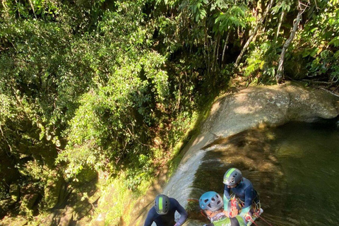 Extreem Canyoning ALL Inclusive bij MedellínRivier La Chorrera