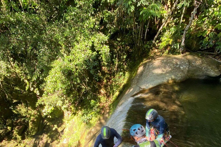 Extreem Canyoning ALL Inclusive bij MedellínRivier La Chorrera