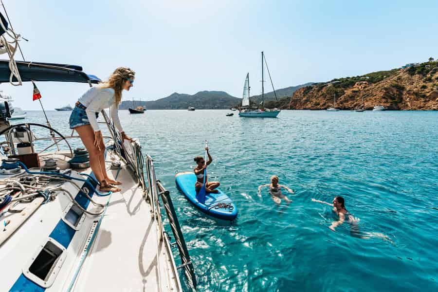 Von Ibiza aus: Segeltour nach Formentera mit Strandstopps. Foto: GetYourGuide Von Ibiza aus: Segeltour nach Formentera mit Strandstopps. Foto: GetYourGuide