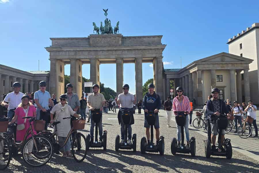Berlin: geführte Segway Tour in Mitten der Stadt. Foto: GetYourGuide Berlin: geführte Segway Tour in Mitten der Stadt. Foto: GetYourGuide