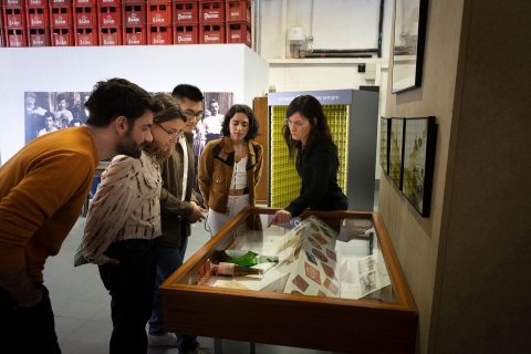 Barcelona: Wycieczka do starego browaru Estrella Damm z degustacjąWycieczka grupowa w języku angielskim ze specjalną degustacją